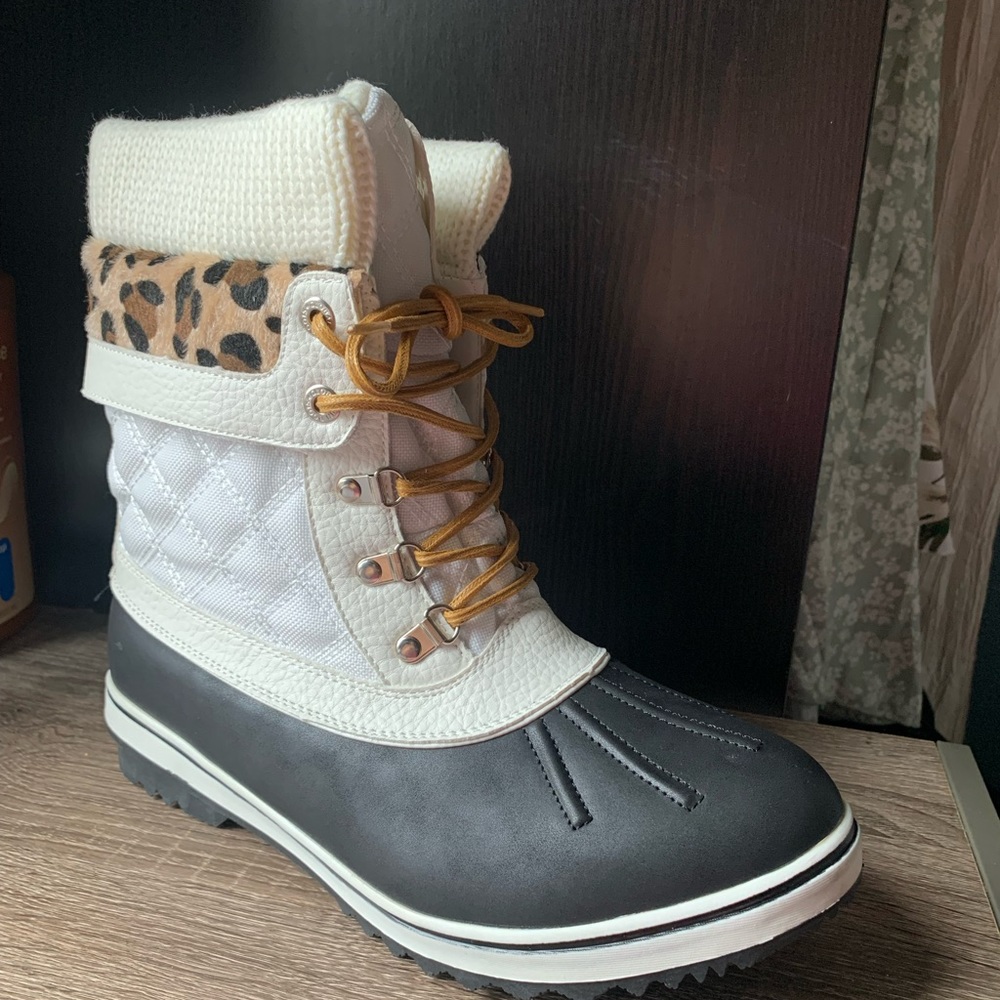Globalwin winter snow/rain boot brand new never worn size 11 women’s